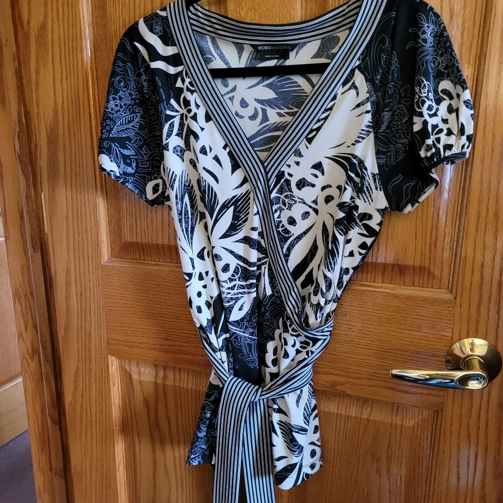 BCBG Maxazria womens top in size large.
